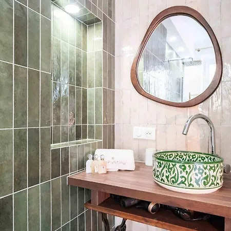 Beautiful 2 Bedroom In The Old Port Of